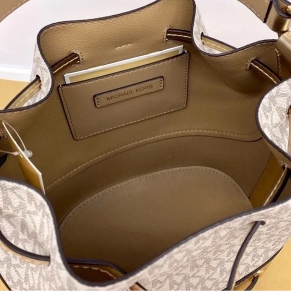 Michael Kors- REED 35S4G6RM6M VANL/PLGOLD MD BELTED BUCKT MSGR - NWT - Picture 15 of 16